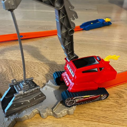 Hot Wheels crane crasher