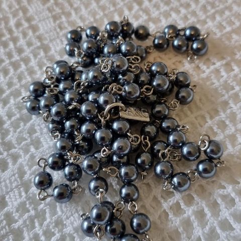 Perlekjede med gråblå perler fra A&C 108cm