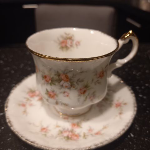 Paragon victoriana rose service .kopp med skål og asjett