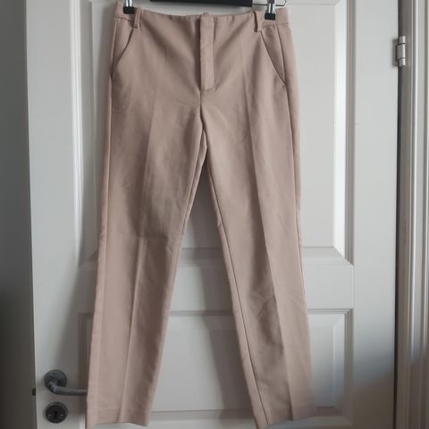 ZARA. Pen BEIGE klassisk bukse. Str.36.