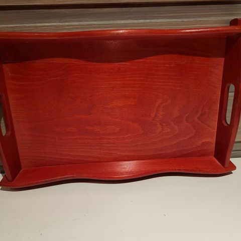 Rødt, vintage trebrett fra Week-end møbler.