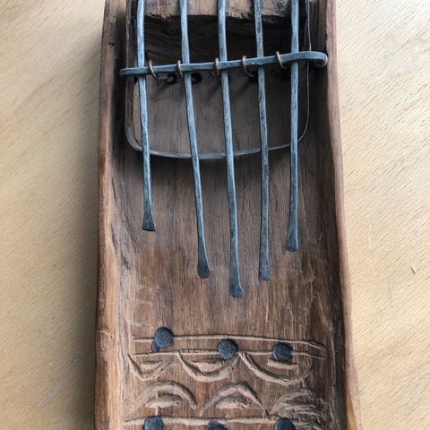 Håndlaget afrikansk instrument