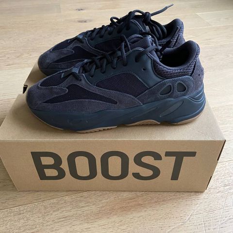 YEEZY 700 utility black