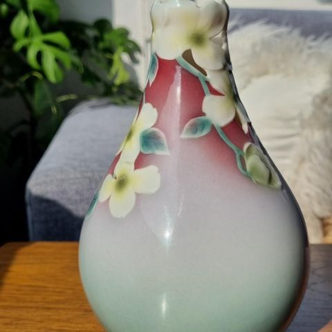 SE HVOR VAKKER! En aldeles nydelig vase med korneldesign 🌸 Franz porselen.