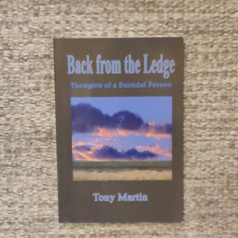 Back From the Ledge: Thoughts of a Suicidal Person av Tony Martin
