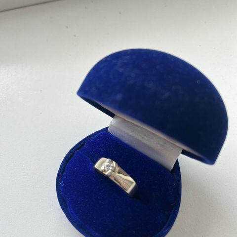Hvitt gull ring. Diamantring 0,24 ct. Størrelse 56.