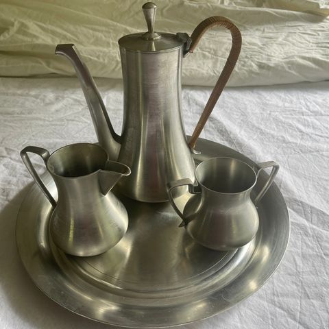 Vintage Royal Selangor pewtre te-kanne og sett med fat