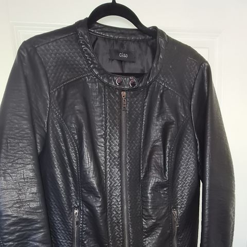 Ny pris - Lekker jakke fra Ciso i sort skinnimitasjon selges
