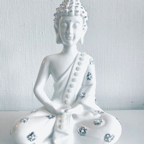 Stor hvit 🤍 Buddha med pynt
