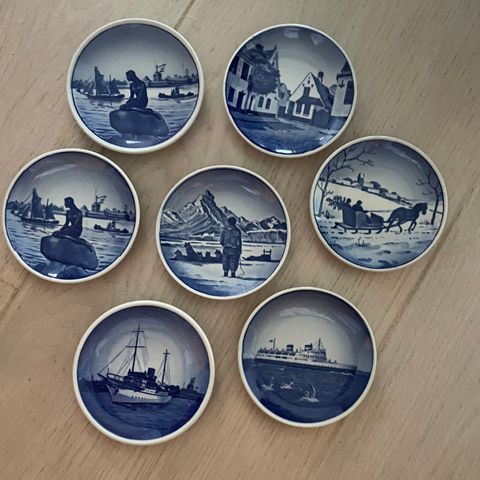 Royal Copenhagen mini plates 7stk