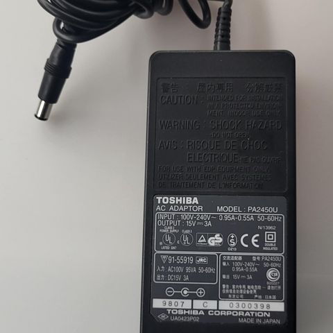 Toshiba 15v 3a lader