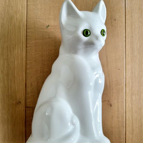 Søt hvitglasert katt, 21 cm høy