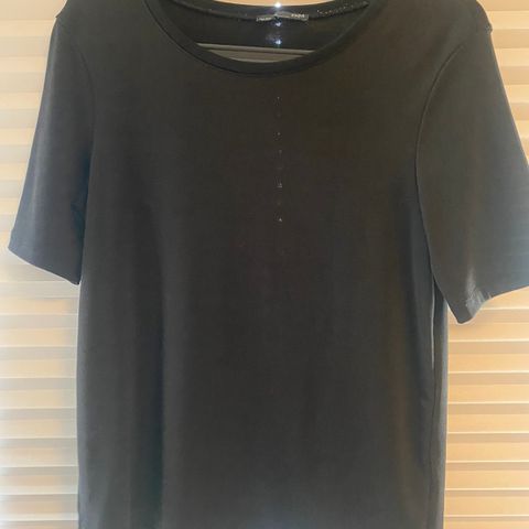 Zara sort t-skjorte i viskose-lignende blankt stoff