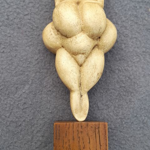 Louvre, Frankrike, grottefunn, "Venus fra Lespugue" fruktbarhetssymbol