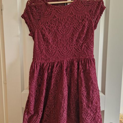 Burgunderrød kjole