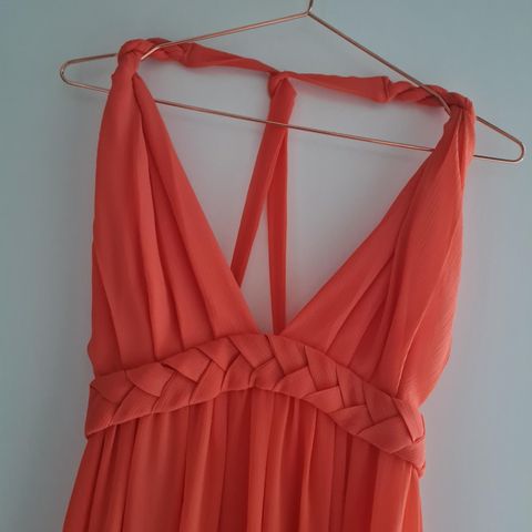 Ferskenfarget kjole fra NLY Trend