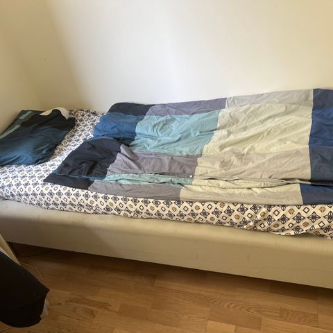 Enkel seng til salg