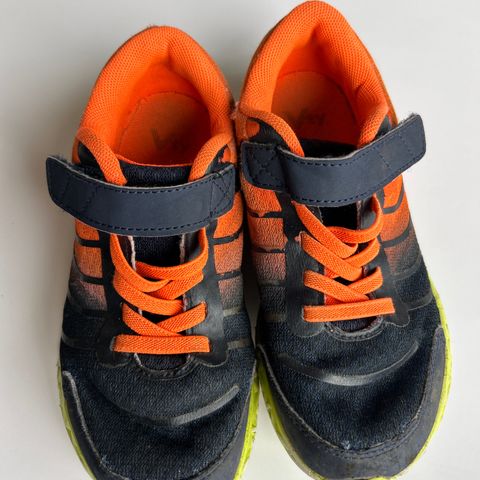sko joggesko innesko tøfler gymsko oransj svart sort Str 31