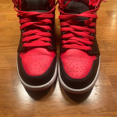 Nike air jordans 1 red and black