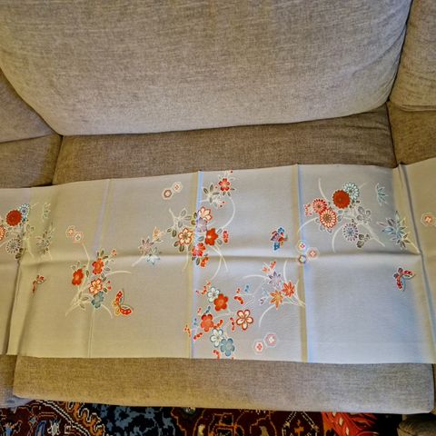 Japansk silkepanel, 100% silke i lys grått med blomstermotiv, B=0,37, L=1,25m