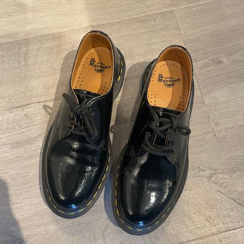 Doc Martens Eye Shoe, lakksko