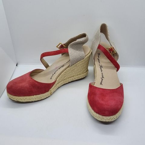 Lite brukt rød sandaler fra Roots. Str 37