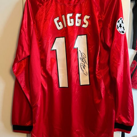 signert Manchester United drakter av Giggs og Scholes!!!