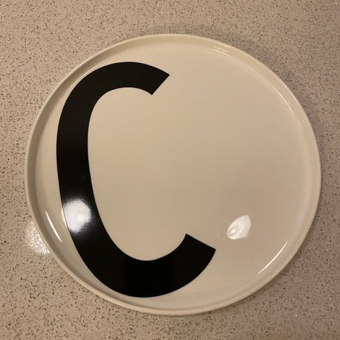 Tallerken fra Design Letters «C»