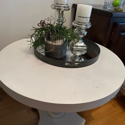Nostalgisk hvitt bord Ø82 cm