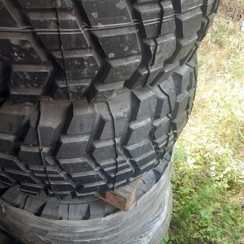 4  nye  Michelin dekk 24 R 20,5 X S , bare kr. 28.000,- pr stk. + mva.