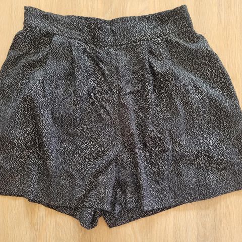 Shorts, dame, H&M, str 34. Lite brukt