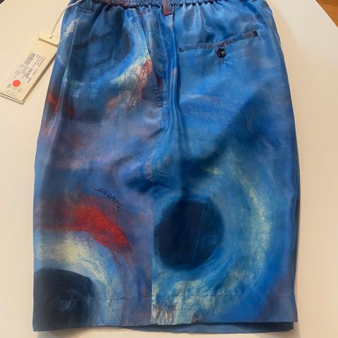 Ny og ubrukt Marni silke shorts i str. 48.  4900kr.