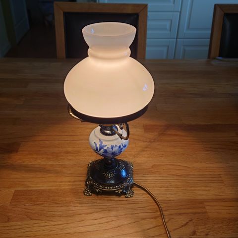 Bordlampe med glasskuppel