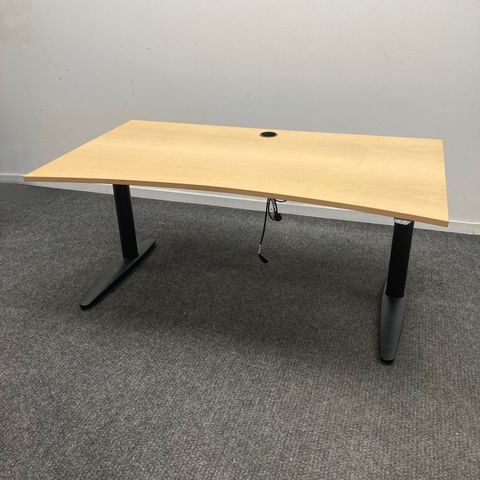 EFG elektrisk hev/senk skrivebord med magebue, 160×90 cm - BRUKTE KONTORMØBLER