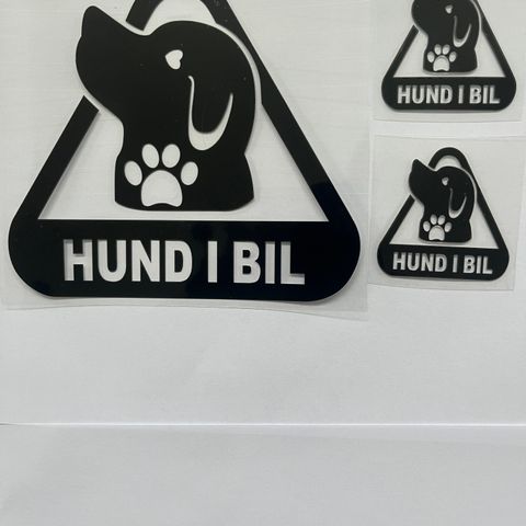 Hund i bil. 3 stk. klistermerker. 1 stk. 14x12,7cm 2 stk. 5x5 cm