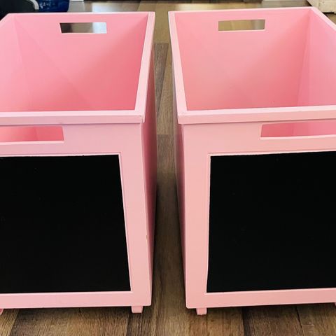 Pink begge esker til oppbevaring i barnerommet, leker og annet med hjul