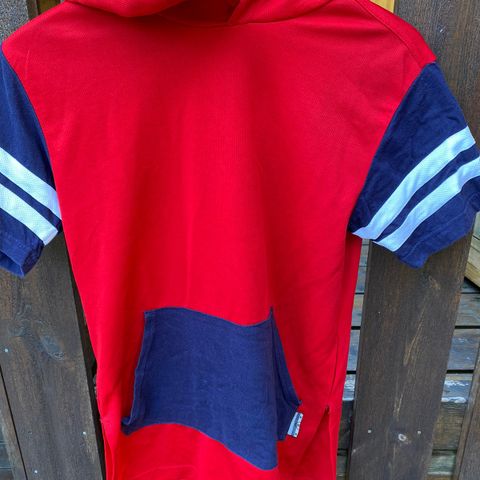 Rød tSkjorte fra Blac Label  med hette og blå detaljer