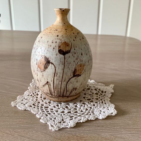 Håndlaget og dekorert vase i keramikk