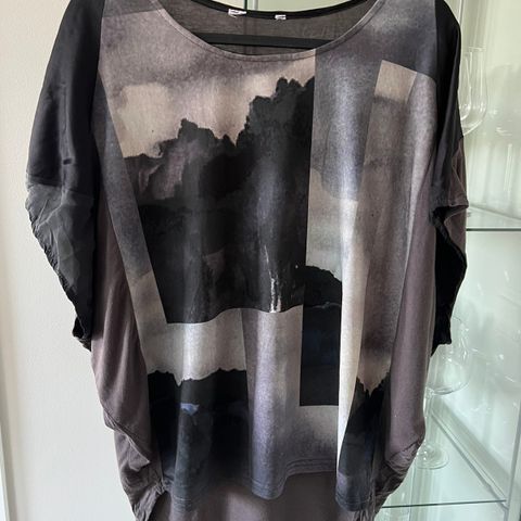 T-skjorte/topp med mønster i svart og grå, rund fasong