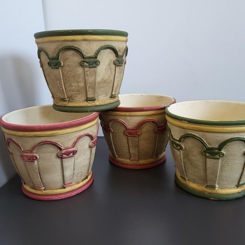 Fire rustikke pottesjulere i keramikk selges samlet