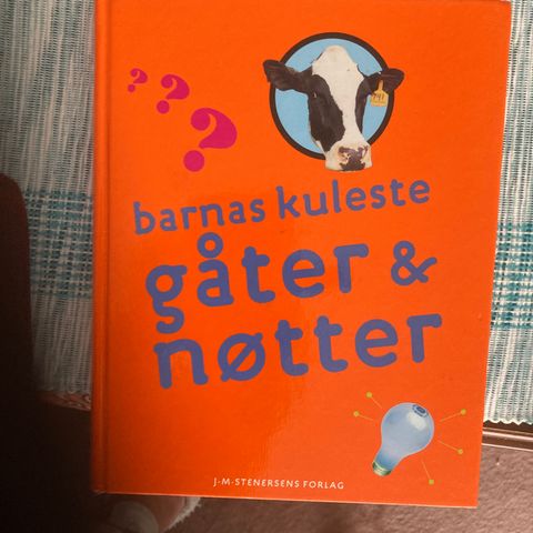 Barnas kuleste gåter og nøtter.  Boka er som ny