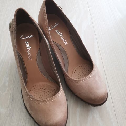 Som ny! Clarks nuskin kilepumps sko str 38