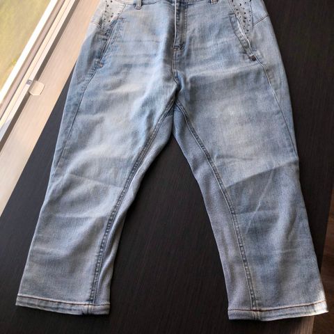 Lys jeans capri bukse / knebukse med tøffe detaljer i str. M fra Freequent