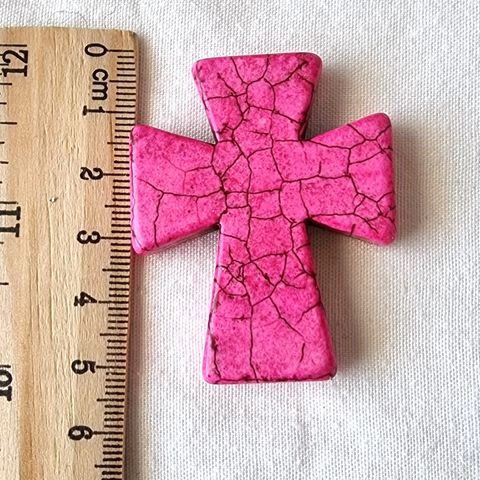 Stort rosa mønstret stenkors med hull