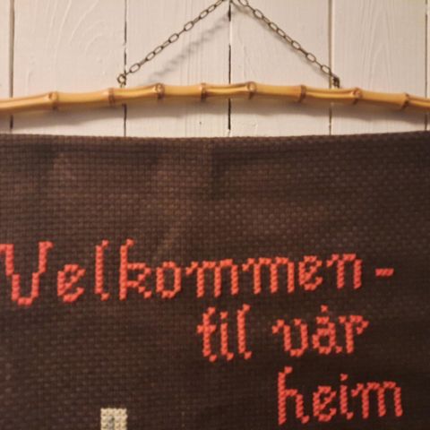 Koselig brodert veggbilde med tekst.