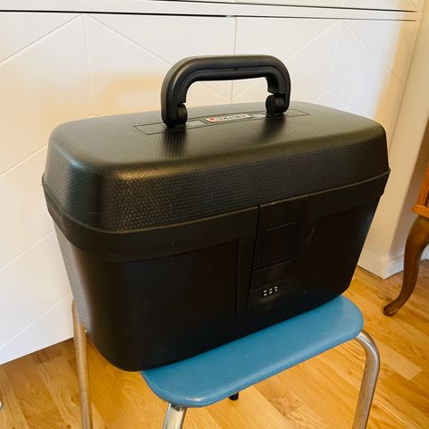 Delsey beauty case med kodelås (som ny)