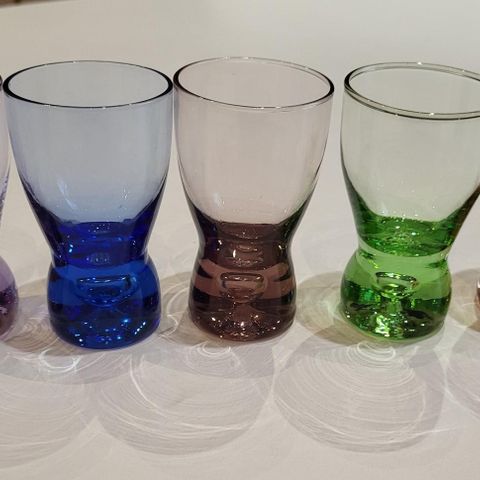 5 stk vintage snapsglass/dramglass i forskjellige farger med boble i bunnen