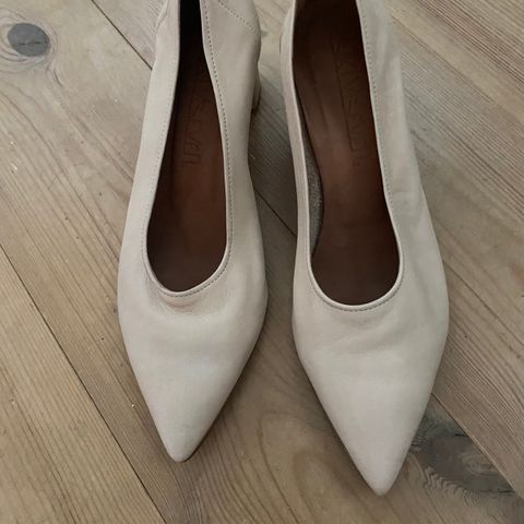 Beige skinn pumps, lite brukt, str 40 selges kr 400,-