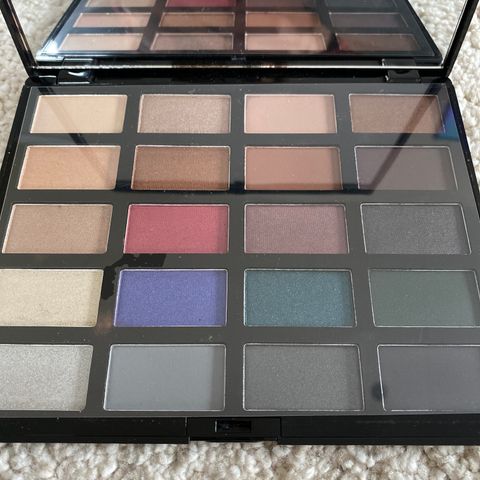 Helt nytt. Eyeshadow palette /øyenskygger (20 ulike farger)