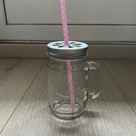 Mason jar med rosa sugerør